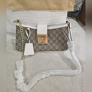 CUTE WHITE PURSE BAG Logo